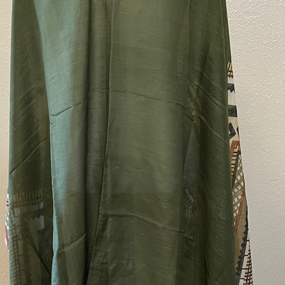 Green Geo Print Scarf Shoulder Wrap 68" x 36" - Picture 3 of 9